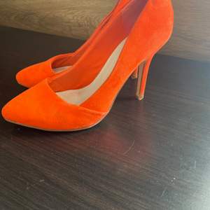 Orange högklackat skor i mycket bra skick. Storlek 37