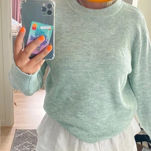 Blå stickad tröja - Säljer denna supermysiga blåa tröja, använd endast 1 gång