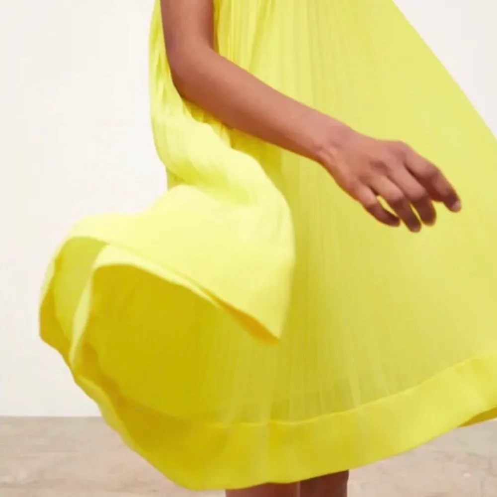 Säljer en slutsåld superfin gul plisserad Zara klänning i stl XS.. Klänningar.