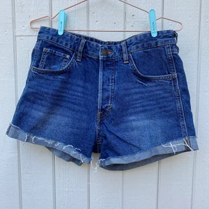 Jeansshorts - Jeansshorts korta tighta hög midja. Knappt använda. Små i storlek. 