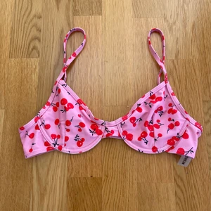 Bikiniöverdel från shein - Oanvänd bikiniöverdel från shein. Storlek L men mer som en S/M. Köparen står för frakt. 