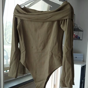 Body x angelica blick - Grön off shoulder body av Angelica blick för Bikbok. Storlek M. Tjockt och ordentligt material, använda någon enstaka gång. 