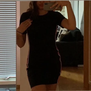 Klänning - H&M, strl S - Svart klänning med 2 ränder vid sidorna💓 den är från hm och har använt ett fåtal gånger💓