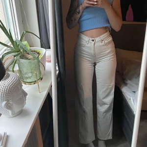 Na-kd vita jeans i strl 36  - Jeansen är använda ungefär 1-2 gånger och idag får jag inte på mig dom :( Dom är verkligen skitsnygga och sitter som en smäck (på den som får på sig dom…) älskar att de har brunaktiga sömmar runt omkring vilket gör att de blir lite roligare! Jeansens dragkedja är sönder precis i början, men de går att stänga ändå och de håller! 