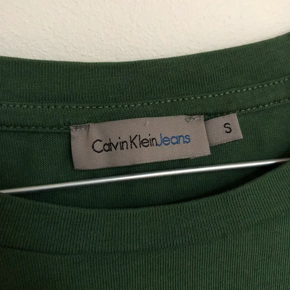 Grön Calvin Klein t-shirt i storlek S. Väldigt fin grön färg och endast använd ett fåtal gånger . T-shirts.