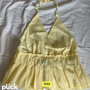 Fin gul topp - Säljer denna igen pga oseriös köpare, storlek S och lite genomskinlig men har inte haft några problem med det. Endast provad💗💗 24kr frakt💗 Först till kvarn som gäller