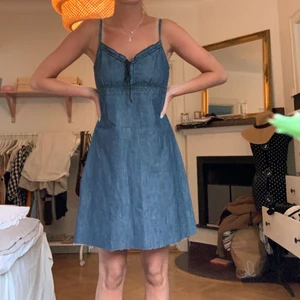 Jeansklänning - Jeansklänning som är avklipp nedtill, och har snygga detaljer. Frakt 45kr