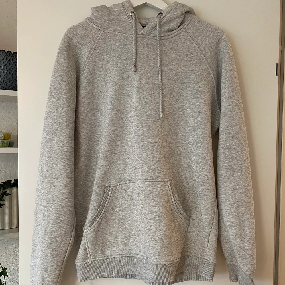 Säljer min ljusgrå hoodie från bikbok i stl M, passar både stl S och M. Säljer för att den är för liten och inte kommer till användning! . Hoodies.