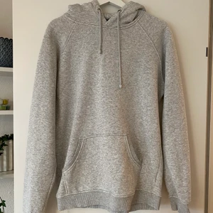 Ljusgrå hoodie från Bikbok - Säljer min ljusgrå hoodie från bikbok i stl M, passar både stl S och M. Säljer för att den är för liten och inte kommer till användning! 