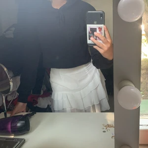 En hoddie  - Säljer denna hoodie som var kort när jag köpte den. För fler bilder eller frågor är det bara att fråga mig så kan jag fixa det❤️❤️