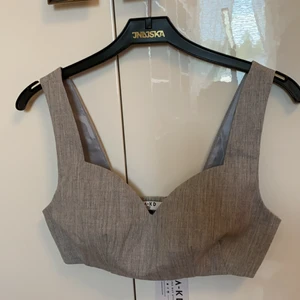 Tailored bralette ljusgrå NAKD - Tailored Bralette ljusgrå från NA-KD. Storlek 34. Ej använd med prislapp kvar.