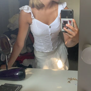 En topp från hm - Säljer denna förre året men kom bara till användning en gång. Så den är som ny men den behöver strykas som ni ser. Men för fler bilder eller frågor är det bara att fråga mig så kan jag fixa det🥰❤️