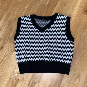 Svart vit väst  - En svart vit väst från shein som knappt är använt. Väldigt bra material och stretchig💗