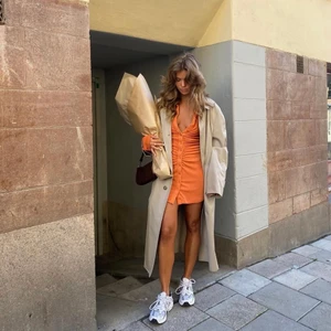 With jean dupe - Lånade bilder!  Säljer denna dupe på den orangea with Jean klänningen i storlek S. Superfin och jättemjukt material men kommer tyvärr inte till användning. Endast använd 1 gång🥰