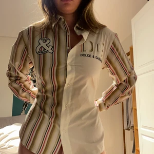 Dolce & Gabbana skjorta - ÄKTA dolce skjorta, så fet och sitter så bra men använder aldrig längre tyvärr!
