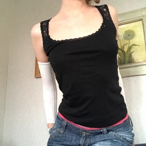 Linne med spets - Linne med spetsdetaljer, stretchy. Jag har s💋🌺