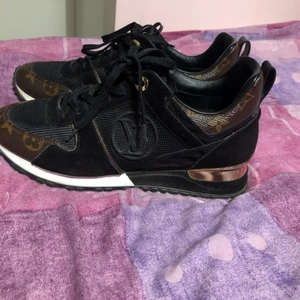 Louis Vuitton skor  - Köpt för 2-3 år sen i butiken på östermlam för deyft 6000 kr, kvitto ska finnas kvar och kartong finns. Storlek 38 och passad ändade 38