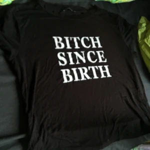 Magtröja med tryck - Magtröja med väldigt mjukt material som inte kommer till användning längre. Pälsdjur finns i hemmet, kan skicka och mötas upp.Bara att höra av er vid fler frågor!🦋🌞 Köparen står för frakten. Passar xs-m beroende på hur man vill att den sitter. 🌸