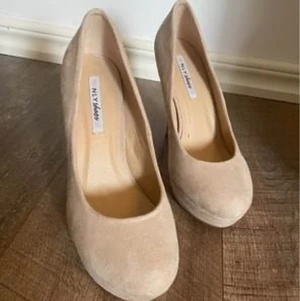 Klackar  - Klackskorna från Nelly om jag inte mins helt fel l storlek 38 aldrig använda.   Klacken är 12cm men otroligt sköna att gå i med bra dämpning  Finns i Gbg