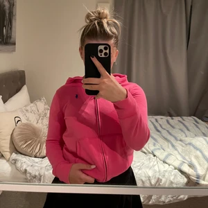 Ralph lauren zip hoodie  - Rosa Ralph lauren zip hoodie i storlek 12-14. Skulle säga att den är som en XS.
