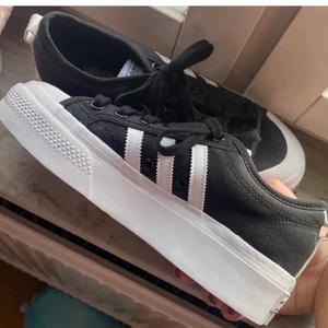 Adidas skor nizza - Super snygga adidas skor i modellen Nizza men tyvärr får jag inte plats i dom:( skulle gissa på storlek liten 39/38 (se bild 3) aldrig använda!! Nypris 679kr, Frakt 66kr skriv privat för fler bilder!