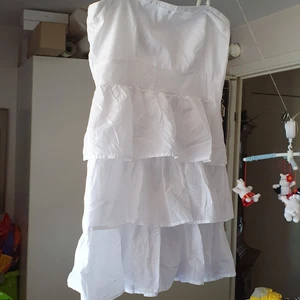 Vit vologoklänning  - I mycket bra skick och passar xs- s.säljer den eftersom jag användar inte. Finns fler bilder 