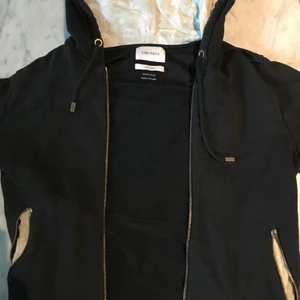 Limitato hoodie - Säljer min limitato hoodie med zipper föratt jag helt enkelt tröttnat på den, köpt för 3500 och har låda och pris lapp kvar! Storleken är small och den är lite för lång för mig som är 163 så den passar nog folk som är högst 170cm lång. Skriv fort först till kvarn! Har ett pytte litet hål i luvan men det syns såklart inte när du har på dig den.