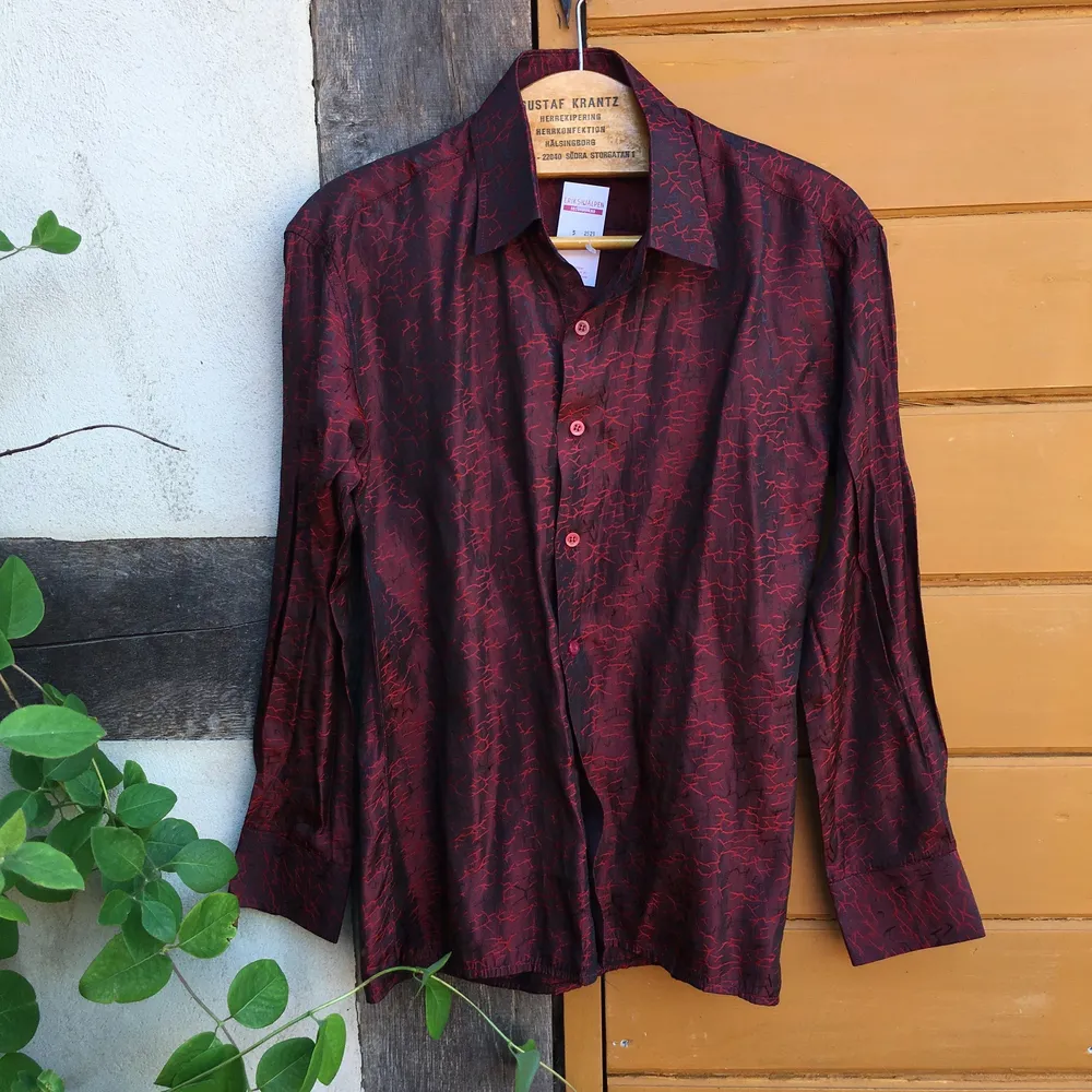 Glansig vinröd skjorta med coolt mönster i gott skick. Märkt som en M men sitter lite tajt på mig som brukar ha M/L, så passar nog bäst på S/M eller mindre. ❤️❤️. Skjortor.