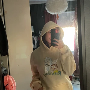 Rick o Morty hoodie - En asball hoodie som jag tyvärr inte fått nån användning för så den är som ny. Materialet är jätte skönt att ha på sig, tyvärr finns det inga snören till den för jag fick inte me något då jag köpte den.        