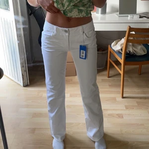 Vita lågmidjade jeans - Skiiiitsnygga jeans jag köpt från sellpy men som var på gränsen för korta för mig som är 171😭drömjeans nu i sommar verkligen! Och söta fickor💋Köparen står för frakt 