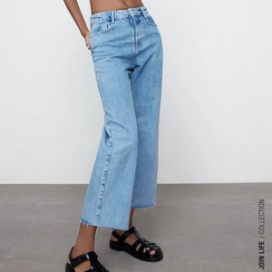 Zara jeans  - As snygga jeans från zara som aldrig har kommit till användning. Köpta för 400 och de är slutsålda nu💙 skriv privat för fler bilder 💙