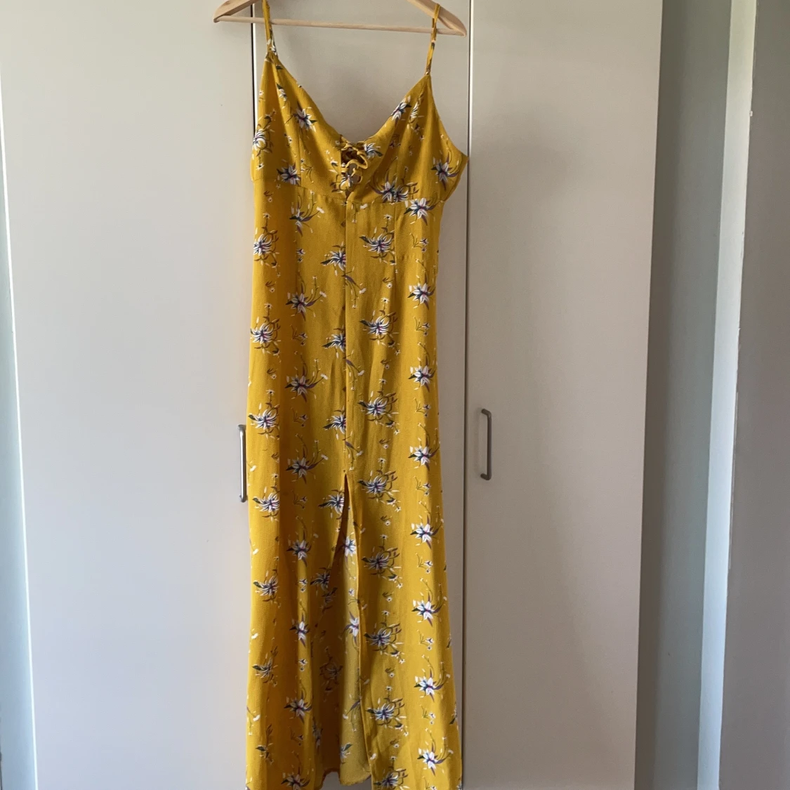 Gul blommig maxiklänning  - 90