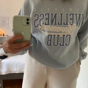 Sweatshirt  - Säljer min näst intill helt oanvända sweatshirt från Gina tricot då den aldrig kommer till användning, väldigt fint skick i storlek M, blå färg 🍬🍦💖🦋