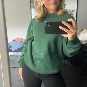 Grön sweatshirt - Grön sweatshirt från HM:s herravdelning. Bra passform om man vill ha tröjan lite oversized. Köparen står för frakten😁