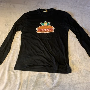 Krusty burger tröja - Svart crusty burger tröja från carlings gjord av bomull. Lös passform har tröjans mått så det är bara fråga.     📍står ej för frakten📍 