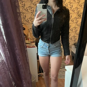 Tröja med dragkedja  - Tröja med dragkedja, använd ett fåtal gånger. Storlek M men passar mer som xs/s. Endast swish. Frakt tillkommer 