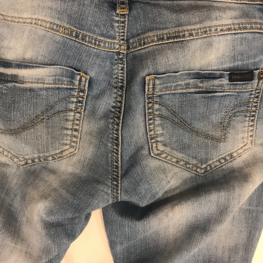 Säljer dessa fina jeans från only för 100 kr i storlek s. Använt aldrig, inga hål eller märken. PRISET KAN ALLTID DISKUTERAS! . Jeans & Byxor.