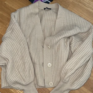 Stickad kofta  - ⚠️massförsäljning pga flytt⚠️ super fin stickad kofta. Inga bud 