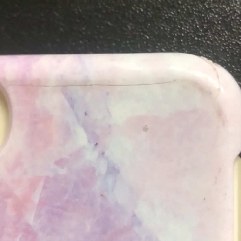 Ett jätte fint rosa ideal of Sweden skal för modell iPhone 6,7,8. som inte kommer till användning längre😕 den har en liten skada på sig i örnen dock men syns knappt (kolla hur de ser ut på sista bilden) ord pris 399kr säljer för 120kr. Accessoarer.