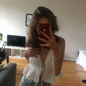 Topp med knytning storlek s - Intresse koll på denna fina topp från bikbok som tyvärr är aningen förstor för mig, storlek s och jag brukar oftast ha en xs 🤍 aldrig använd endast testad 🤍 om fler är intresserade blir de budgivning, skriv privat för fler bilder🤍 kan mötas upp i Jönköping annars betalar du frakten 