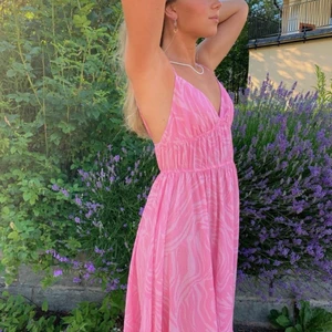 Hm klänning - Söt rosa klänning i zebra print köpt från hm förra året och har tyvärr inte kommit till användning! Bud på 250 köp direkt för 320