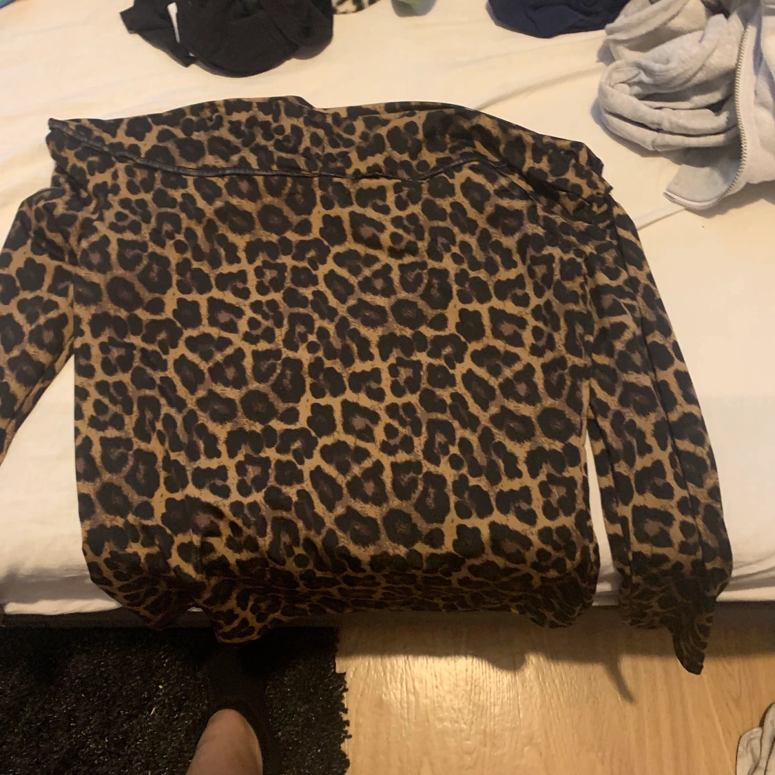 Leopardfärgad blues som man ser axlarna  - 91