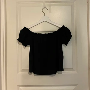 Svart topp - Hej! Säljer denna topp 