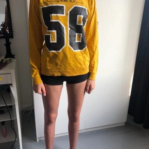 Gul långärmad med tryck - Tröjan är använd ett flertal gånger men är i väldigt bra skick 💕 Säljer den då den inte används. Köparen står för frakt men kan samfrakta om man vill 