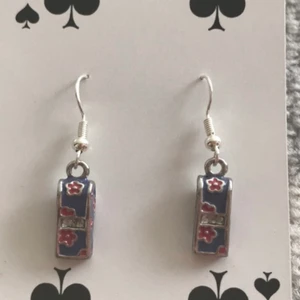 Visselpip’s örhängen  - Ett par visselpips örhängen i rosa & lila blommor 🌺 NICKELFRIA! Helt oanvända! 🌺🌹🌸 15kr + 12 frakt = 27kr totalt! 💕 OBS alla smycken skickas samma dag som du betalar så ingen väntetid! 🥰👍🏼🌺