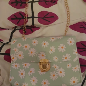 Väska🧊 - En fin väska som sällan är använd och är i bra skick 