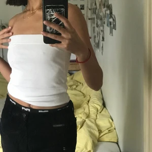 Vit tubtopp - Vit tubtopp. Helt ok skick. Stretchig så passar xd-m 