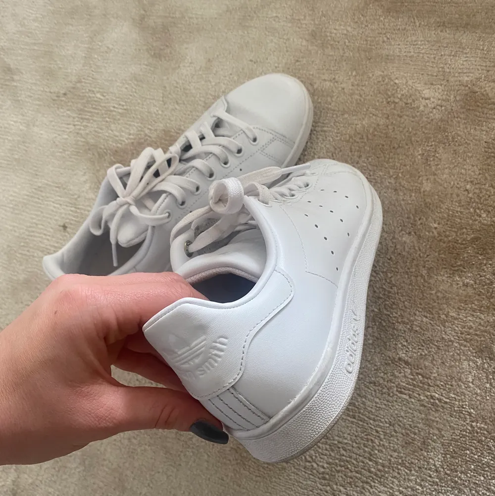 Säljer mina Adidas Stan Smith i storlek 38 2/3 då dem inte kommer till användning!! Endast använda två gånger så väldigt fint skick!! Säljer för 350kr + frakt 💕 Kommer ifrån ett djur och rökfritt hem 🤎. Skor.