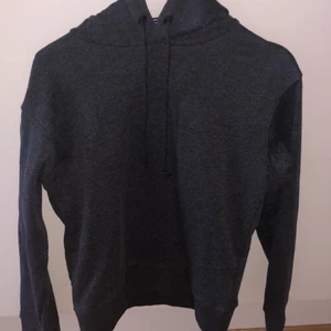 Hoodie - En superfin mörkgrå Hoodie från H&M😍