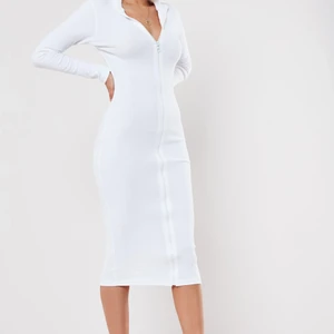 Vit klänning med dragkedja (MISSGUIDED) - Vit klänning köpt från hemsidan MISSGUIDED. Går inte att köpa denna klänningen därifrån längre. Använd ett fåtal gånger, dock aldrig använt ute och därav väljer jag att sälja den då klänningen tyvärr inte kom till användning så pass mycket. Klänningen är i storleken 38, dvs small men funkar också perfekt för om du har storleken medium.😊